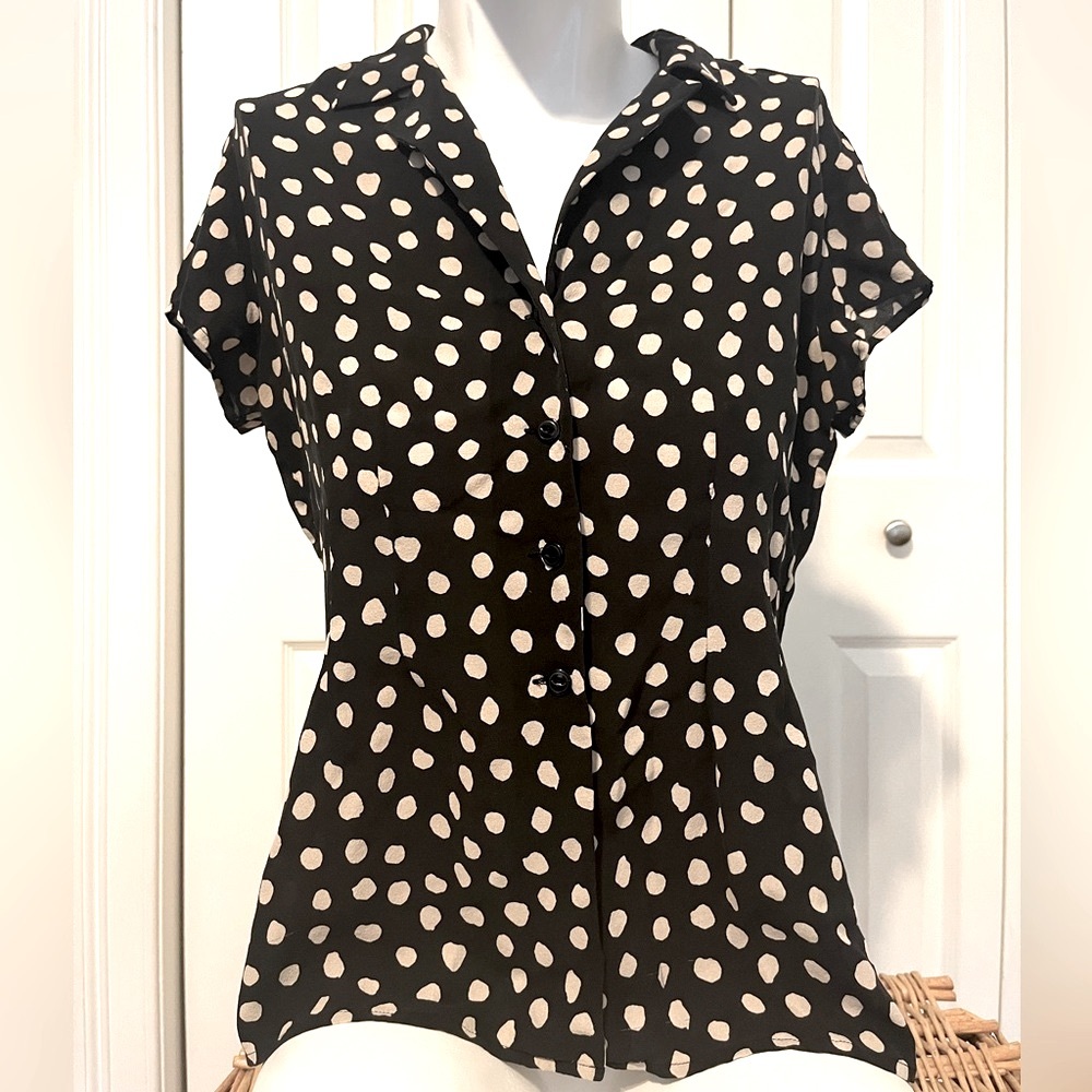 Jones New York Black and Cream Flutter Sleeve Blouse with Ruffled Details